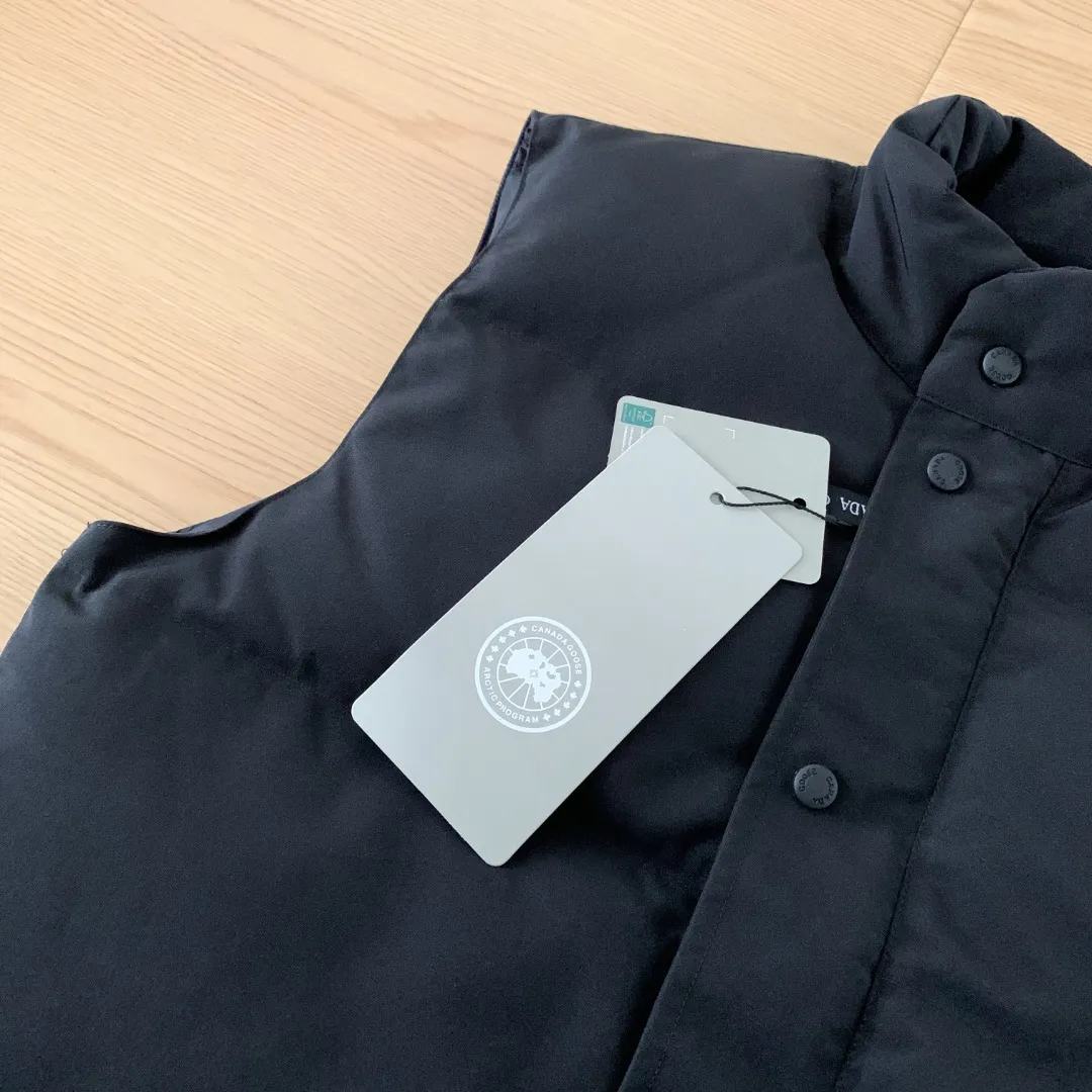 Style number: Y 138 𝑪𝒂𝒏𝒂𝒅𝒂 𝑮𝒐𝒐𝒔𝒆Canada Goose counter level! Canadagoose/Canada Goose New Arrival "2078APPSeries" down vest for men and women Material list: 1⃣ Original custom-made double plain 9500-100% nylon nylon fabric 2⃣ Original YKK zipper, non-sub-factory product 3⃣ National standard 80% white duck down from Guangzhou Inspection, (zp uses 80% white duck down/any boasts of 90% are fake) Material analysis characteristics: 1⃣ Original factory/9500-100% nylon 100% nylon Lurex yarn is actually 100% nylon, which is rarely pure now. Most of them are mixed with cotton thread or polyester. Our top original version is developed in accordance with ZP and uses the same material. 2⃣ As we all know, the original version uses 80% white duck down. The fill power refers to the cubic inches of volume occupied by each ounce (30 grams) of down under certain conditions. If the space occupied by one ounce of down is cubic inches, the fill power of the down is called . So we can simply understand it as: fill power is the volume of down, and the volume of down is fill power. The higher the fill power of down, it means that under the same filling amount, down can fix a larger volume of air layer to keep warm and insulate, so the warmth retention of down is better. Size:XS-2XL Color: Navy Blue Beige Gray Black Label Gray Red Label Black Red Label Black Black Label Red Blue Pink